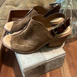 Suede clogs